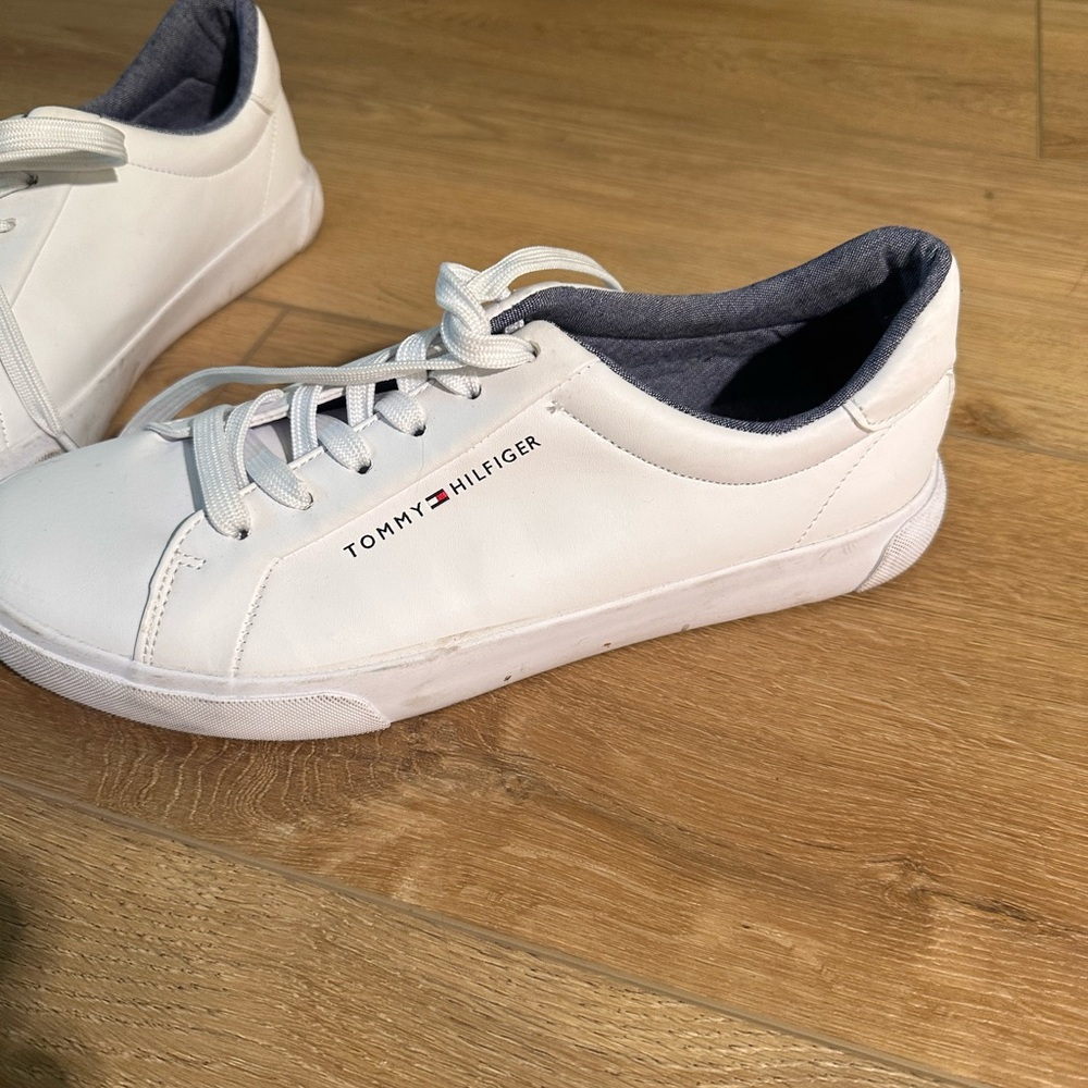 Women’s Tommy Hilfiger White Sneakers in Size 9